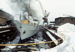 Slukkingsarbeid ved Kongeskipet 7. mars 1985. Foto: Svend Aage Madsen (1985).
