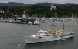 Kongeskipet Norge ligger i Oslo når det ikke er i bruk. Her med Bygdøy og Oscarshall i bakgrunnen. Foto: Svend Aage Madsen (2005).