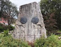 Kongesteinen i Byparken ved Kong Olav Vs gate til minne om statsbesøket fra dronning Margrethe og prins Henrik i Kristiansund 15. oktober 1992, ledsaget av det norske kongeparet. Foto: Vidar Skoglund (2026)