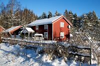 Sønsterud gård ligger like sør for næringsbyggene på Fløysbonn. Foto: Leif-Harald Ruud