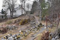 Naturstien som forbinder Venåsveien og Fjellveien. Foto: Roy Olsen (2024).