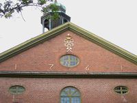 Kirkens østvegg med Frederik Vs monogram og innvielsesåret 1761. Foto: Stig Rune Pedersen (2013)