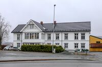 Den store bygningen i sveitserstil i Øvre Langelandsveg 1 ligger ved siden av Gjemsegården. Foto: Leif-Harald Ruud (2024).