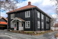 Digerudgården på hjørnet av Sisseners gate og Georg Stangs gate er fra 1700-tallet. Foto: Leif-Harald Ruud (2024).