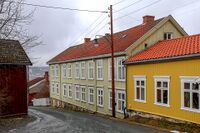 Øverst i Storgata, med adresse nr. 115, ligger Holm-gården. Foto: Leif-Harald Ruud (2024).