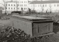 Sarkofagforma gravminne på Kongsvinger kirkegård. Foto: Domenico Erdmann
