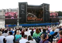 Operabygget i Oslo er en av hovedstadens største turistattraksjoner. Sommeren 2010 ble det arrangert flere store gratiskonserter, hvor titusener av publikum samlet seg på taket for å se utøvere fra Den Norske Opera og Balett på scenen fløt på vannet nedenfor. Foto: Svend Aage Madsen (2010).