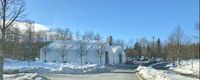 Korona testestasjon på Borgen i Asker 2021. De hvite testtelteltene var satt opp nær Vardåsen kirke. Foto: Svend Aage Madsen (2021).
