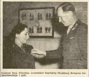Kp. Linges eneste kvinnelige medlem får Kongens fortj.medalje i gull overrekkelse ved general Sten Florelius til Ingebjørg Skoghaug Dagbladet, 03.01.1950, s. 6.png