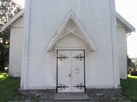 Kråkstad kirke, inngangsparti. Foto: Stig Rune Pedersen