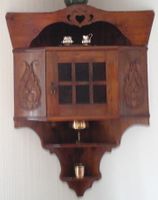 Kråskåp hjørne - beisa med treskurd.