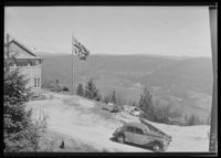 Krøderen mot Ørgenvik. Utsikt fra Fjellhvil, Krødsherad, slutten av 1940-åra. Ukjent fotograf/Nasjonalbiblioteket.