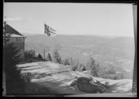 Krøderen mot Ørgenvik. Utsikt fra Fjellhvil, Krødsherad, slutten av 1940-åra. Ukjent fotograf/Nasjonalbiblioteket.