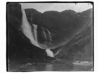 67. Kraftig foss som sprer seg i to armer - NB MS G4 0810.jpg