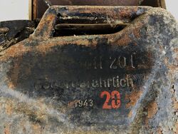 Tysk bensinkanne fra andre verdenskrig. Kjeller. Merket "Kraftstoff 20 l Feuergefährlich 1943", som fritt kan oversettes til "Brannfarlig drivstoff".