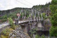 Fagverksbrua fra 1955 over Vadfosselva/Kammerfosselva er 45 meter lang. Foto: Roy Olsen (2023).