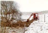 Kragerud gård ved Årosbrua, graving av vannledning med helhydraulisk gravemaskin.