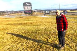 Erik Aaraas står der den øverste antennen sto. Den nederste masten sto ved dagens informasjonssøyle. Like til høyre for informasjonssøylen ligger Nittebergtoppen hvor det også sto en antennemast.