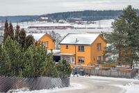 Nyere småhusbebyggelse på Kråkstad med Østfoldbanens østre linje i bakgrunnen. Foto: Leif-Harald Ruud (2017)