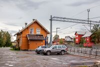 Kråkstad stasjon med kornmagasinet fra 1918 i bakgrunnen til høyre. Foto: Leif-Harald Ruud (2015)