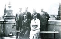 Sverre Støstad og Jeanette Olsen sitter foran flere delegerte til Kominterns 3. kongress i Moskva. Foto:Arbeiderbevegelsens arkiv og bibliotek.