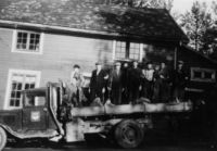 Hjemmefrontsoldater utenfor Heimtun i mai 1945.