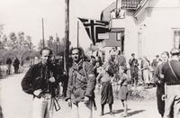 Hjemmefrontsoldater utenfor Langerud Hospits i mai 1945.