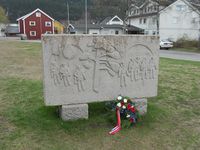 Krigsminnesmerket utenfor porten til Mo kirke. Foto: Siri Iversen (2017).