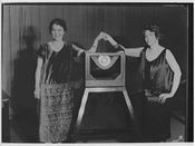 Blanche Mauclair og Petra Henriksen i Kringkastingsselskapet A/S 1925. Anders Beer Wilse/Galleri NOR.