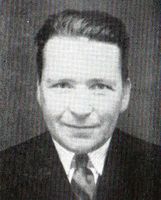 Nok ein mann frå Skjåk som Ørjasæter kan ha lånt trekk av til Gudbrand Langleite, Kristen Aanstd (1902-1957), bonde, kjøpmann, fabrikkgründer, norskdomsdyrkar og bygdetradisjonsbevarar. Fyrst på 1920-talet bygde han og broren ei mølle som skulle drivast med straum frå kraftverket i Aura (Aursjoen). Gudbrand Langleite gjorde nett det same - skaffa straum ved å «demme opp alle Aursjovatn», og uttala: «Det gamle kvennhuse byggjer eg nytt/ og brigdar på gjerdi so alt bli’ bytt,/ og brukar elektrisk drivkraft»;