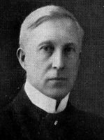 Kristen Skjeseth, som ble "berømt" for sin innsats som feltprest under felttoget i Nord-Norge, var sogneprest i Vågan da han møtte i Bodø 1923.