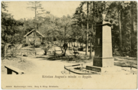 Christian August-monumentet, støpt av Næs jernverk og oppført i 1810/1814. Rehabilitert i 2010. Skogvokterboligen i bakgrunnen. Foto: Berg & Høeg/Norsk Folkemuseum