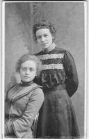 Kristine Stafseth (1880-1968) og Louise Larsen (1876-1955) senere gift Parrot. Fotografiet ble tatt i Kristiania i 1901, da de to, som de aller første, gikk på Bolette Gjørs nystartede misjonsskole for kvinner. Foto: A:son Sand.