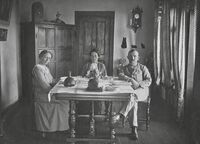 Misjonær, Kristine Stafseth, på Madagaskar med to av sine kolleger. 1910-1920? Fotograf ukjent.