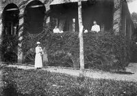 Kristine Stafset med en liten hund, og to av hennes misjonærkolleger på en av skolene hun arbeidet ved på Madagaskar. 1910-20? Fotograf ukjent.