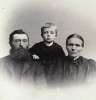 Gårdbruker Peter Stafseth med sin kone, Kristofa født Langseth, og deres yngste sønn, Emil, som senere tok over gården på Stavset. Fotografi fra ca 1897. Fotograf ukjent.