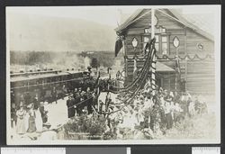 På Vinstra stasjon i Nord-Fron kommune. Foto: Ukjent / Nasjonalbiblioteket