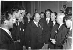 Birger Leirud står her rett til høyre for kronprins Olav under OL i London 1952.