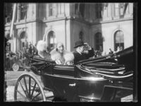 Kronprinsparet utafor Østbanestasjonen i Oslo, fotografert i forbindelse med bryllupet i 1929. Foto: Narve Skarpmoen