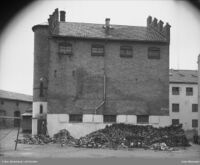 Kronprinsens kruttårn med litt av søndre tverrfløy av daværende fengselsbygning Lille provianthus bak til høyre. Foto: Leif Ørnelund/Oslo Museum (1950).
