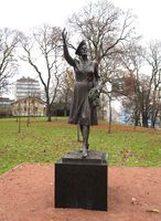 Statue i Slottsparken i Oslo av kronprinsesse Märtha, utført av Kirsten Kokkin, og avduka av kong Harald V 21. februar 2007. Tilsvarende statuer står ved den norske ambassadørboligen i Washington og ved Kronprinsesse Märthas kirke i Stockholm. Foto: Stig Rune Pedersen (2016).
