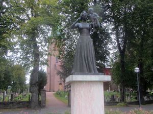 Kronprinsesse Märtha statue ved Asker kirke.jpg