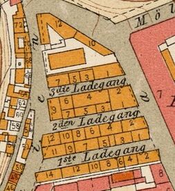 Ladegangene på kart fra 1888 med Maridalsveien 12 øverst. Dagens plass dekker hele området nord for 3. ladegang. Til venstre for dem går Fredensborgveien, til høyre Maridalsveien. Kart: Nicolay Solner Krum (1888)