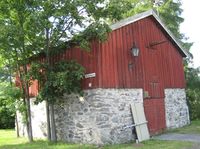 Krutthus for Kongsberg Sølvverk fra 1700-tallet langs Numedalsveien i Kongsberg. Foto: Stig Rune Pedersen