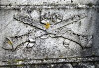 Kryssede fakler med flammene ned, sørgesymbol / dødssymbol, eldre gravminne på Vår Frelsers gravlund.