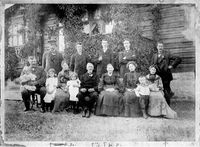 Thorleif på besøk hos mormor og morfar på Kullebunden gård på Kolbotn rundt 1904, før foreldrene måtte selge Holm gård på Holmlia. Thorleif står foran til høyre og holder i hånda til mora, Thelma. Pappa Hakon Iversen står bak til høyre. Foto: Ukjent.