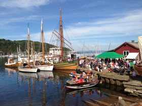 Nærsnes Kystlag arrangerer hvert år i begynnelsen av september Kulturminnedager. Maritime aktiviteter, vafler og kaffe, trivelige mennesker å treffe og mye å kikke på. Bildet er fra 2013. (Foto Asgeir K. Svendsen)