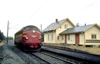 Kutjern stasjon med lokomotiv. Fotograf: Akershusbasen.