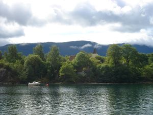 Kvamsøy kyrkje sett frå land.JPG