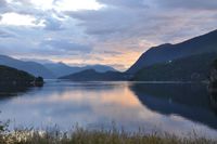 Kveldstemning på Årsetøya. Her ser ein ut Fjorden mot Furneset midt i bilde. Til venstre Ankslaneset, og til høgre Hunneset, ser så vidt stovehuset.